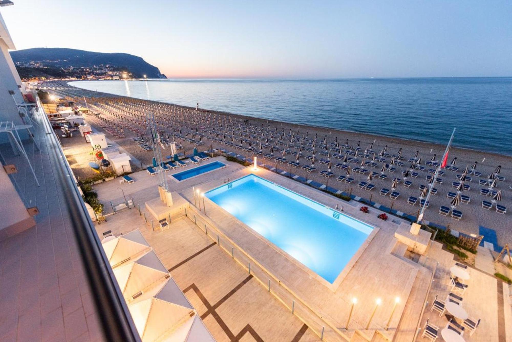 Hotel Marcelli Numana Bagian luar foto